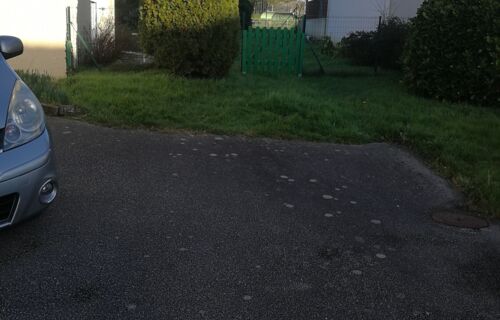 Deux places de parking proches des arrêts de bus, commerces, de la voie rapide.