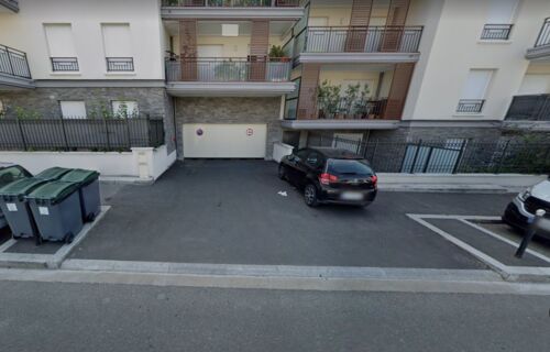 Parking avec double porte près du ReR E/A
