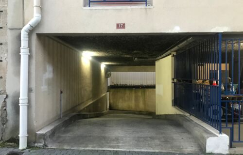 Parking couvert sécurisé avec gardien face à la gare Saint Jean