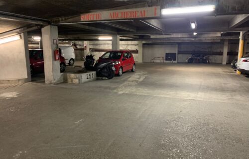 Petit parking sécurisé avec gardien et barrière