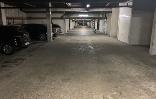Petit parking sécurisé avec gardien et barrière