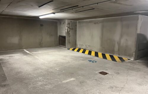 Parking situé à Asnieres