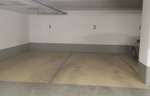 Location parking proche Buttes Chaumont dans residence securisee
