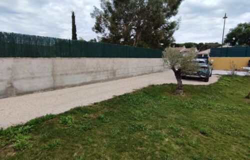 Place dans jardin fermé à 8min de l'aéroport Marseille Provence et 11 min de la gare TGV d'Aix en Provence