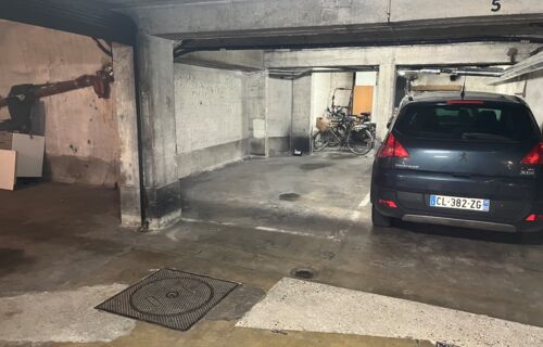 Emplacement de Voiture 172 rue de l'université 75002