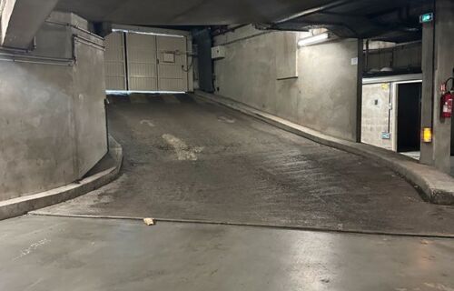 au pied de metro pont de Levallois