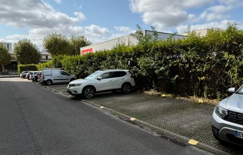 Parking privé et sécurisé - 1 grande place disponible - Cours du Médoc - A deux pas de la place Ravezies