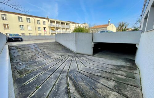 Parking sécurisé proche stade Chaban, hôpital et centre ville