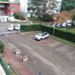 parking extérieur éclairé la nuit