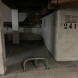 Petit parking sécurisé avec gardien et barrière