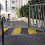 Parking moto dans box partagé fermé